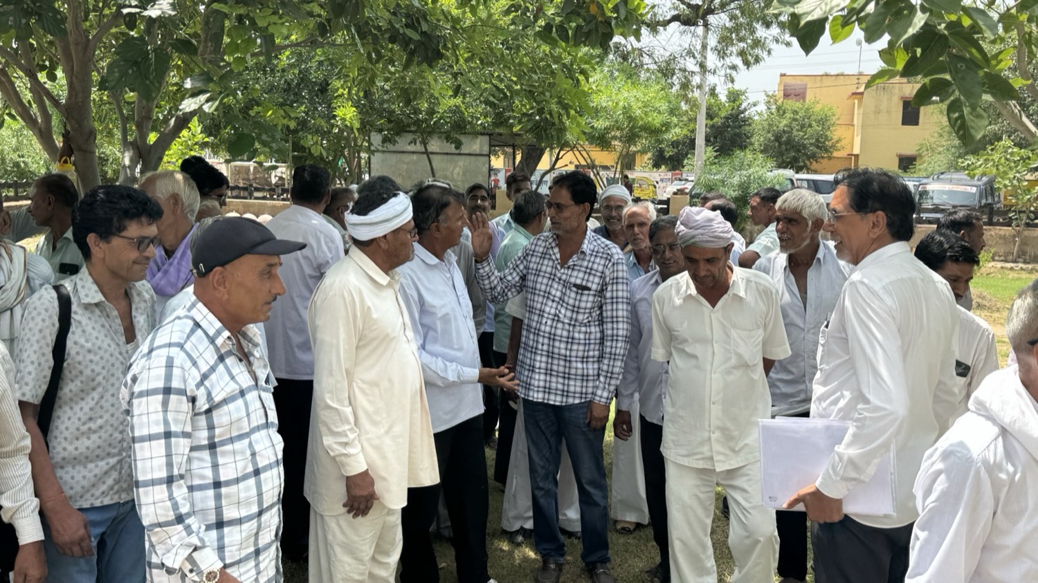वार्ड 24 में जनसंपर्क के दौरान क्षेत्र के लोगों से संवाद